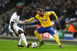 Gonzalo Higuain (phải, Juventus) đi bóng qua trung vệ Sanchez (Tottenham)