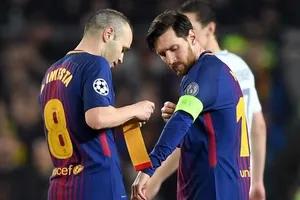 Iniesta trao băng thủ quân lại cho Messi trong trận thắng Chelsea.