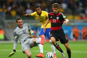 Thomas Mueller (phải, Đức) ghi bàn vào lưới Brazil ở World Cup 2014. 