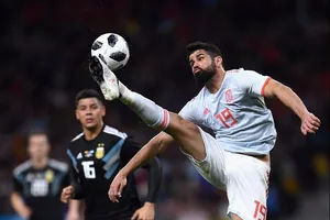 Diego Costa (Tây Ban Nha) kiểm soát bóng trước khung thành Argentina.