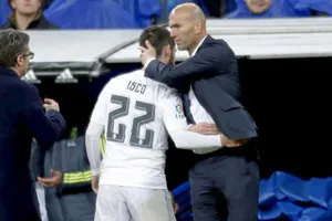 HLV Zinedine Zidane và cậu học trò Isco.