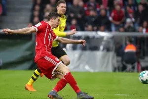 Robert Lewandowski ghi bàn cho Bayern Munich.