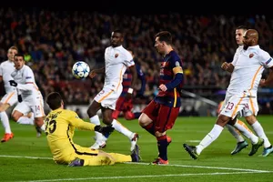 Leo Messi xuyên phá phòng tuyến Roma năm 2015