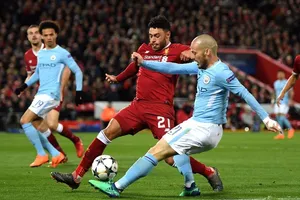 David Silva (phải, Manchester City) sút bóng trước Alex Oxlade-Chamberlain (Liverpool).