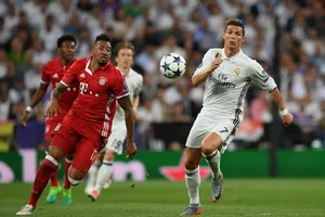 Cristiano Ronaldo (phải, Real Madrid) vượt qua Jerome Boateng (Bayern Munich)