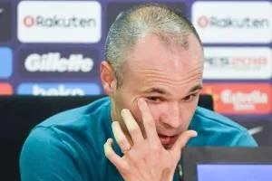 Iniesta rơi nước mắt trong buổi họp báo.