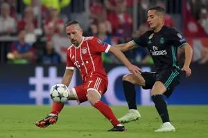 Franck Ribery (trái, Bayern Munich) đi bóng qua Lucas Vazquez hết sức dễ dàng.