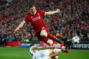 James Milner (Liverpool) đi bóng qua hậu vệ Roma.