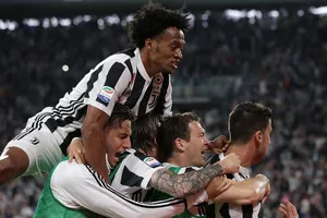 Juventus ăn mừng chiến thắng Bologna