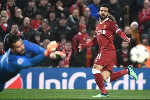 Mo Salah đã đánh bại thủ thành Alisson (Roma) ở Anfield.