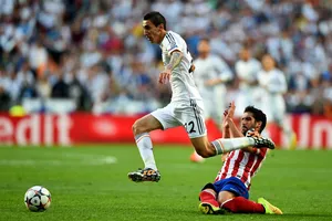 Angel Di Maria (trái) đột phá qua hậu vệ Atletico Madrid trong trận chung kết Champions Lerague 2014. Ảnh: Getty Images.