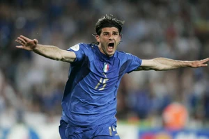 Vincenzo Iaquinta ăn mừng bàn thắng ở World Cup 2006