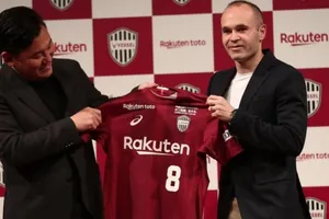 Iniesta giới thiệu chiếc áo Vissel Kobe ở Tokyo.