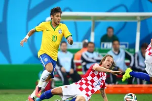 Neymar (trái, Brazil) tranh bóng vơi Ivan Rakitic (Croatia)