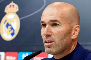 Zidane tuyên bốp ra đi trong cuộc họp báo.