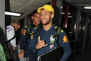 Neymar vui vẻ khi theo đội đến Liverpool.