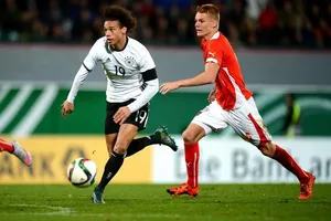 Leroy Sane (trái) đành phải ngồi nhà xem World Cup.