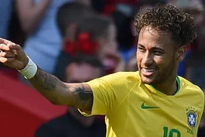 Neymar vui mừng sau khi ghi bàn thắng thứ 54 cho Selecao.