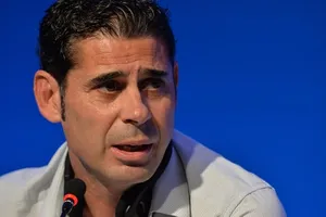 Fernando Hierro ngồi vào ghế nóng.