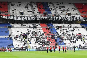 Lyon chìm vào khủng hoảng