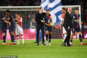 Thomas Tuchel và Mbappe trên sân sau trận đấu