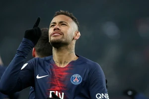 Neymar mang băng đội trưởng Selecao thay Thiago Silva?