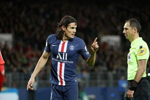 Leonardo làm khó Edinson Cavani