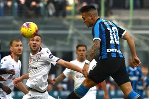 Tiền đạo Lautaro Martinez đánh đầu ghi bàn