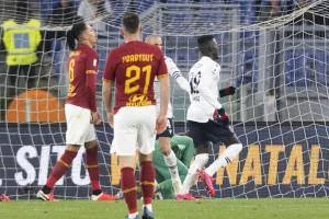 AS Roma sa sút vì hậu vệ “thủng”