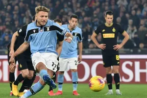 Ciro Immobile (Lazio) ghi bàn trên chấm 11m