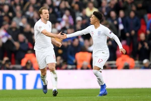 Harry Kane và Jadon Sancho trong mày áo tuyển Anh