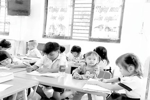 有的學生在上課時還要帶上小弟妹邊學習邊看顧。