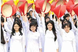 大中學生參加「我愛越南」長衫表演節目。