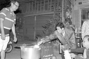 許多人到阮清山伉儷家免費取熱水。