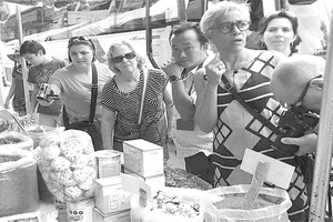 外國遊客參觀藥材展銷。