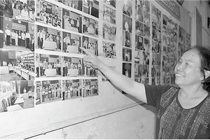 女姐介紹街區和組裡的一些活動。