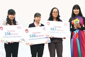 蔡俊公司推廣學生穿長衫運動