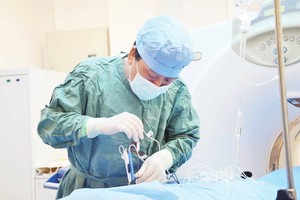 在超聲引導下，白海山主任正在為患者的肝臟腫瘤實行布針穿刺。（圖片來源：聖丹福廣州現代腫瘤醫院）。