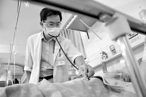 市115人民醫院腦血管病理科段功晉醫生為腦卒中病人看診。