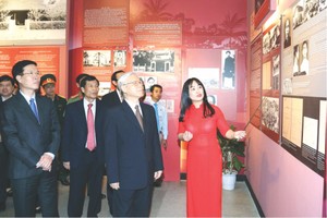 阮富仲總書記在觀展。