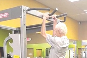 老人連做24個引體向上慶生