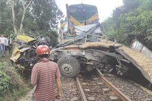 兩車相撞致北南鐵路中斷