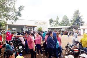 上百工人匯聚于公司門前反對Chan廠長所制定的苛刻規定。