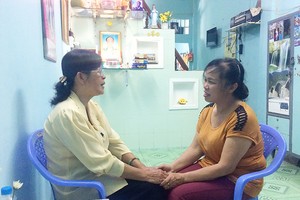 范瓊鸞（右）正在慰問街區內民眾。