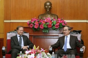 越南祖國陣線中央委員會主席阮善仁接見歐盟駐越南代表團長布魯諾‧安格萊特大使。（圖片來源：越通社）