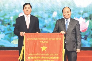 阮春福總理向中央企業黨部頒授政府競賽錦旗。