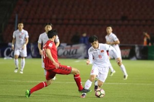 越南男足隊（白衣）位居世界第136 （圖片來源：體育報）