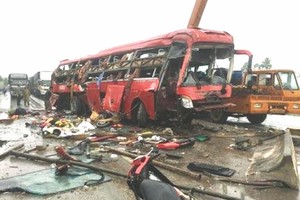 客車側翻致 2 人死 10 人傷