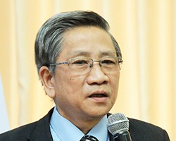 新普通教育計劃總主編阮明說教授主持會議并公佈新普通教育計劃草案。（圖片來源：互聯網）