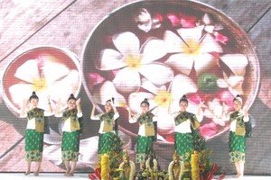 老撾大學生演出的舞蹈節目。